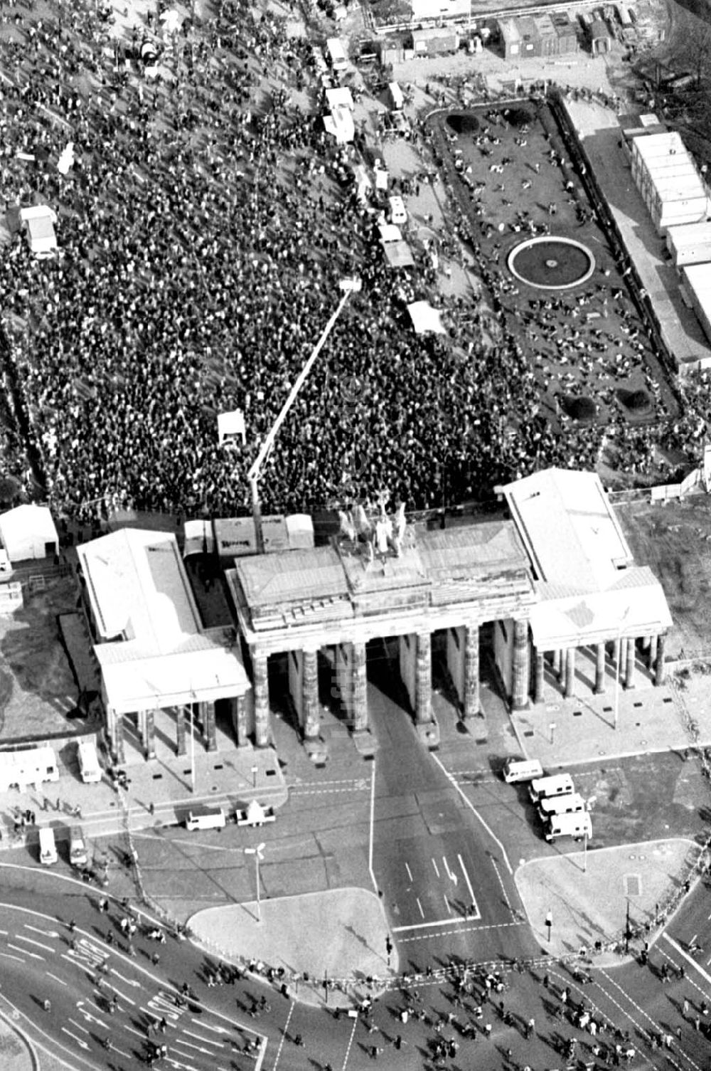 Berlin aus der Vogelperspektive: 02.04.1995 Fahrrad-Korso am Brandenburger Tor