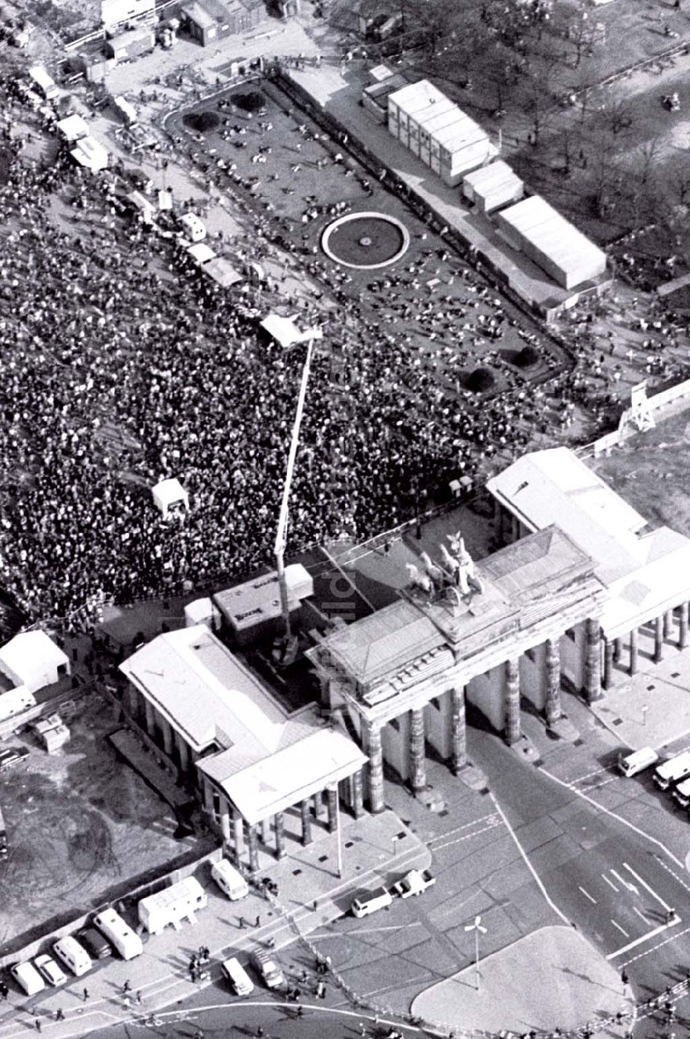 Berlin von oben - 02.04.1995 Fahrrad-Korso am Brandenburger Tor