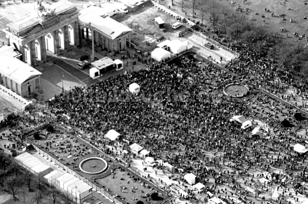 Berlin von oben - 02.04.1995 Fahrrad-Korso am Brandenburger Tor