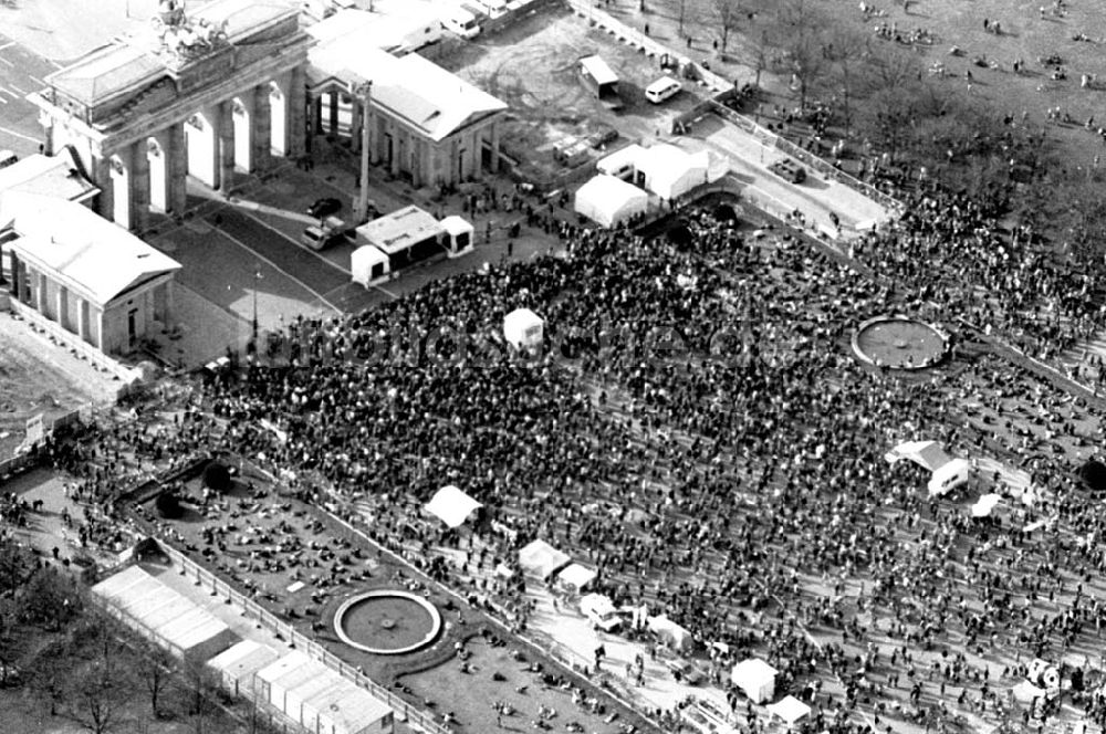 Berlin aus der Vogelperspektive: 02.04.1995 Fahrrad-Korso am Brandenburger Tor