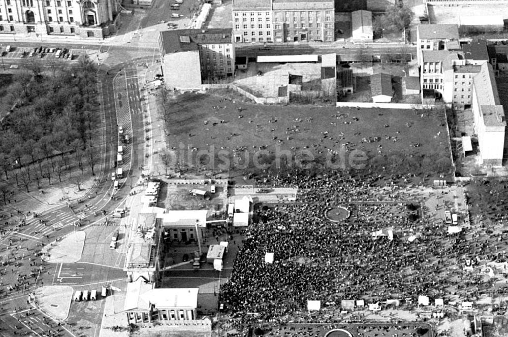 Luftbild Berlin - 02.04.1995 Fahrrad-Korso am Brandenburger Tor