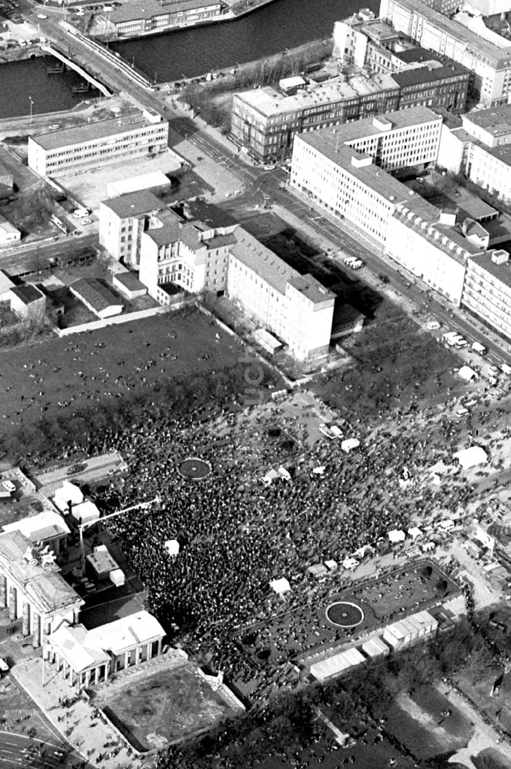 Berlin von oben - 02.04.1995 Fahrrad-Korso am Brandenburger Tor