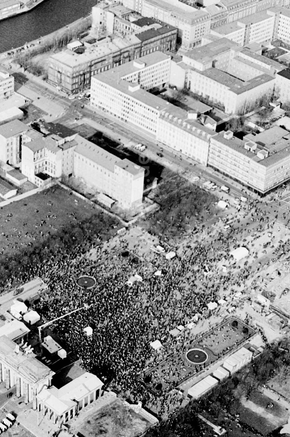 Berlin aus der Vogelperspektive: 02.04.1995 Fahrrad-Korso am Brandenburger Tor