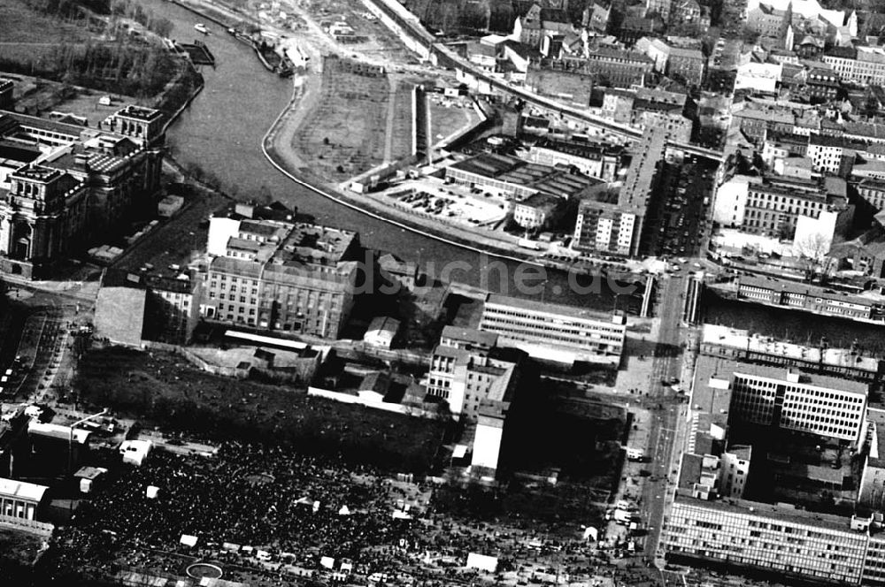 Berlin von oben - 02.04.1995 Fahrrad-Korso am Brandenburger Tor