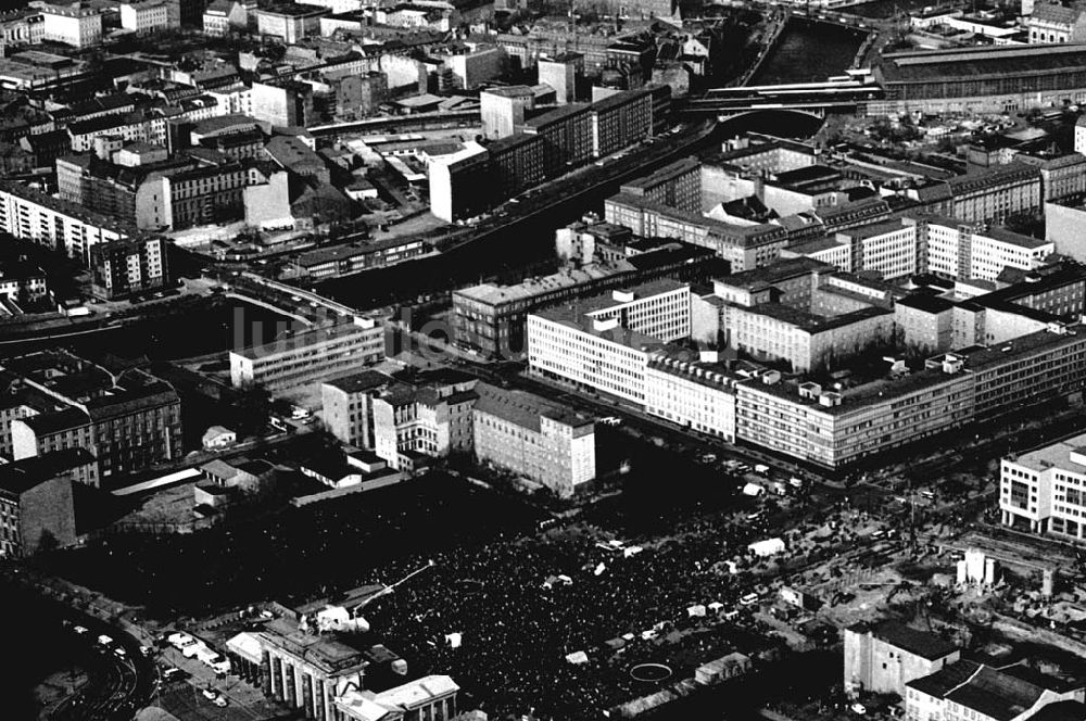 Berlin aus der Vogelperspektive: 02.04.1995 Fahrrad-Korso am Brandenburger Tor