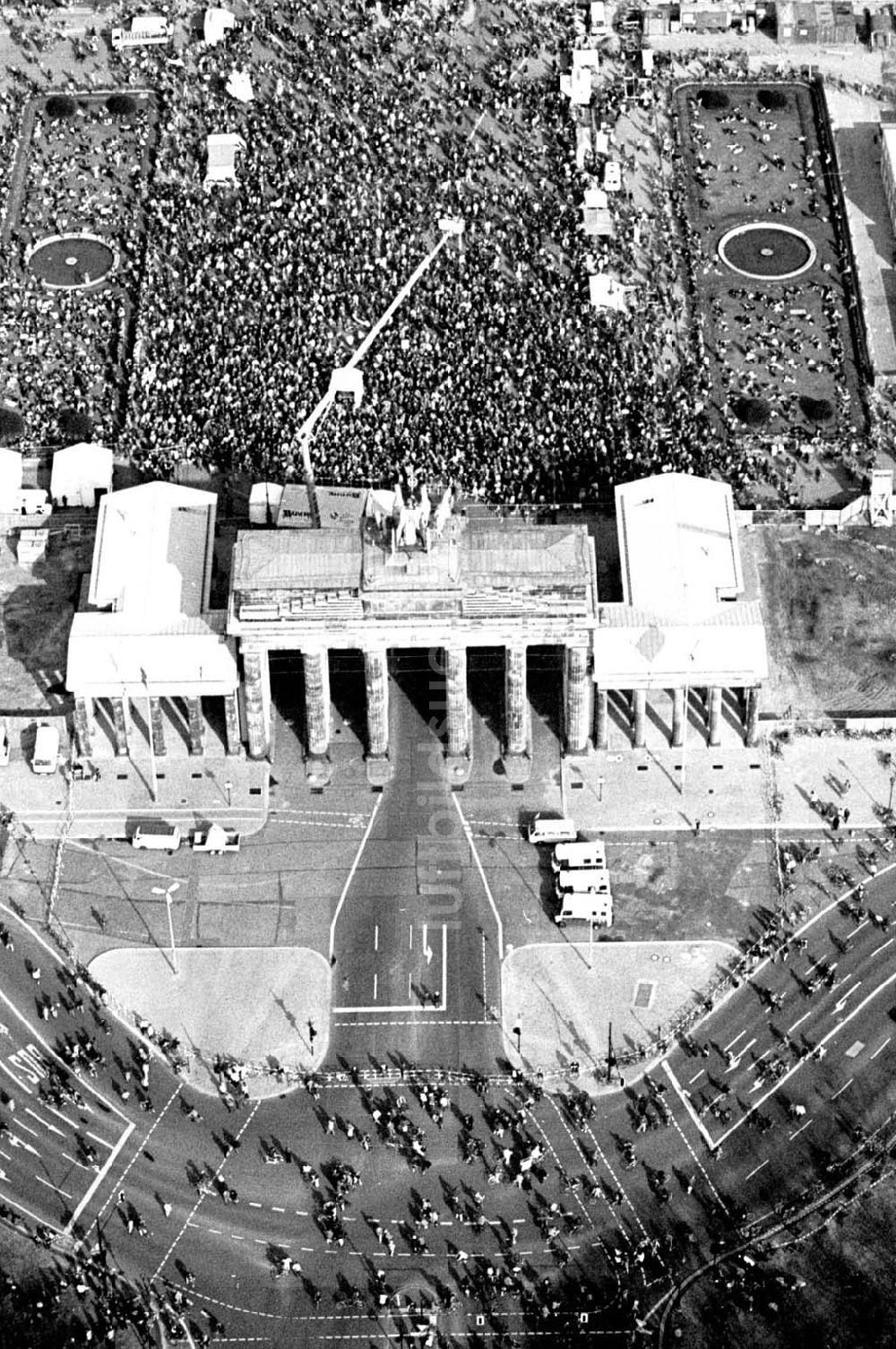 Luftbild Berlin - 02.04.1995 Fahrrad-Korso am Brandenburger Tor