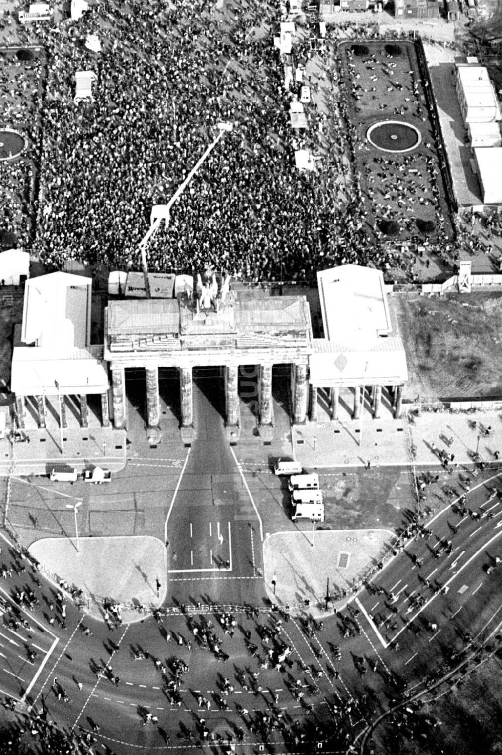 Luftaufnahme Berlin - 02.04.1995 Fahrrad-Korso am Brandenburger Tor