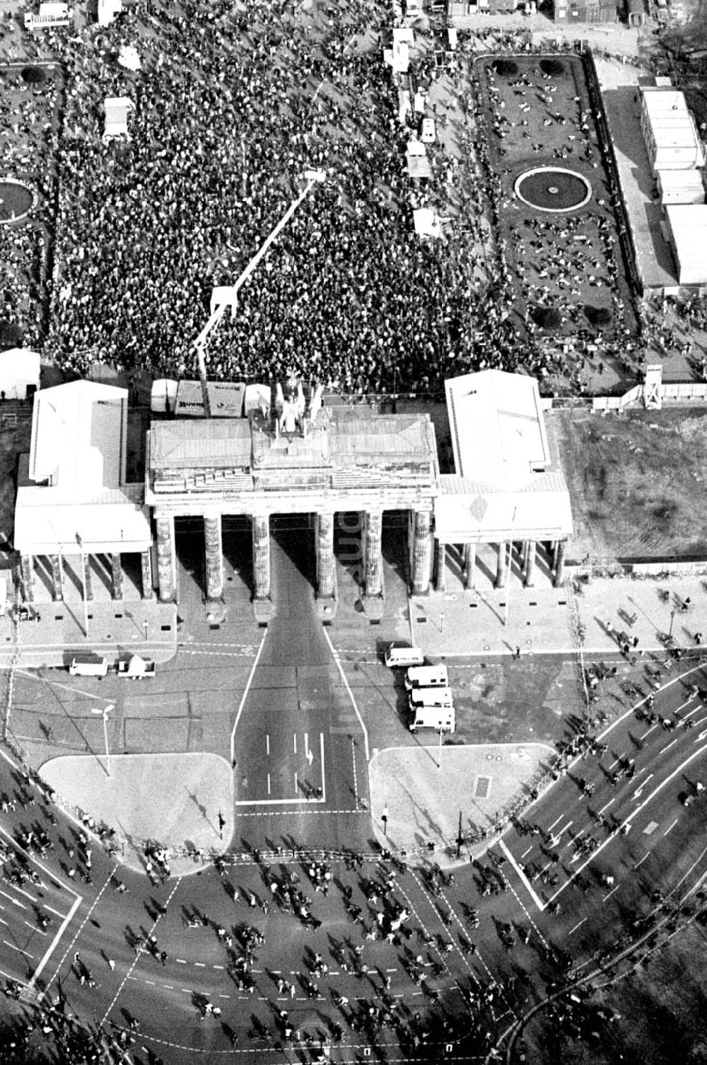 Berlin aus der Vogelperspektive: 02.04.1995 Fahrrad-Korso am Brandenburger Tor