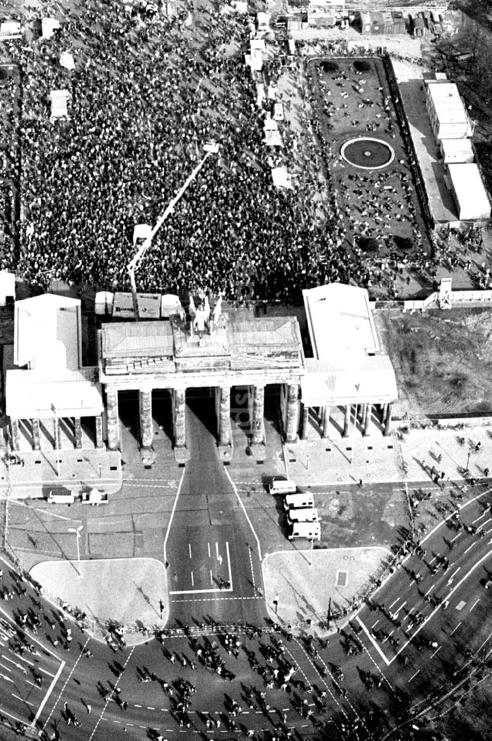 Berlin von oben - 02.04.1995 Fahrrad-Korso am Brandenburger Tor