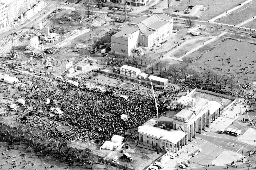 Luftbild Berlin - 02.04.1995 Fahrrad-Korso am Brandenburger Tor