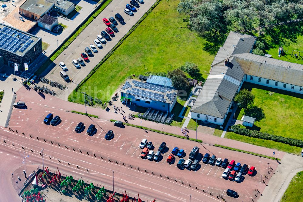 Luftaufnahme Norderney - Fahrradvermietung Charlys Fahrradverleih am Hafen von Norderney im Bundesland Niedersachsen, Deutschland