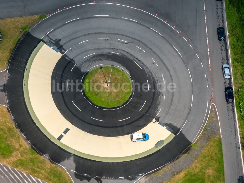 Haltern am See von oben - Fahrsicherheitstraining zur Erhöhung der Verkehrssicherheit mit Kraftfahrzeugen - ADAC Trainingsanlage Haltern in Berghaltern in Haltern am See im Bundesland Nordrhein-Westfalen, Deutschland