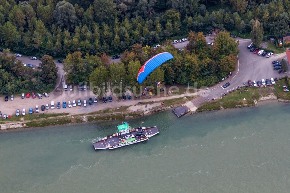 Neuburg am Rhein von oben - Fahrt der Autofähre Neuburg - Neuburgweie über den Rhein im Ortsteil Neuburgweier in Au am Rhein im Bundesland Baden-Württemberg, Deutschland