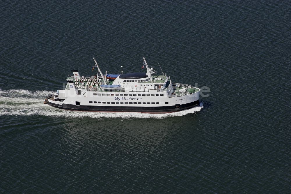 Luftaufnahme Havneby - Fahrt einer Autofähre in der Nordsee in Havneby in Syddanmark, Dänemark