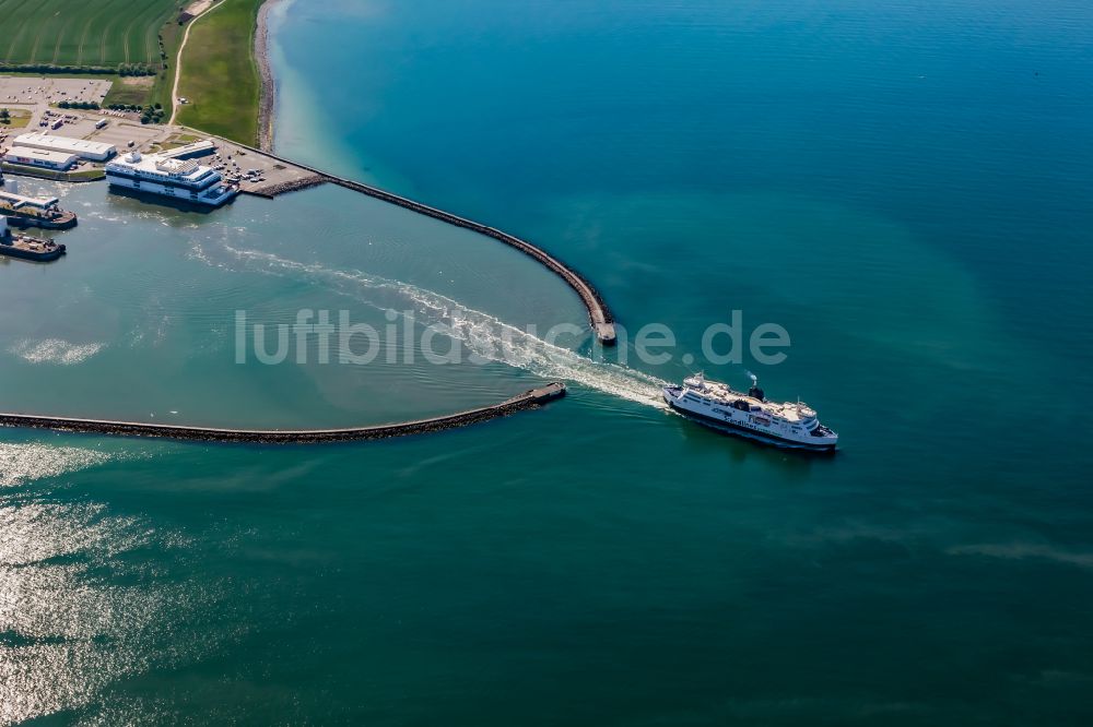 Fehmarn aus der Vogelperspektive: Fahrt des Fähr- Schiff PRINS RICHARD von Deutschland nach Dänemark in Fehmarn im Bundesland Schleswig-Holstein, Deutschland