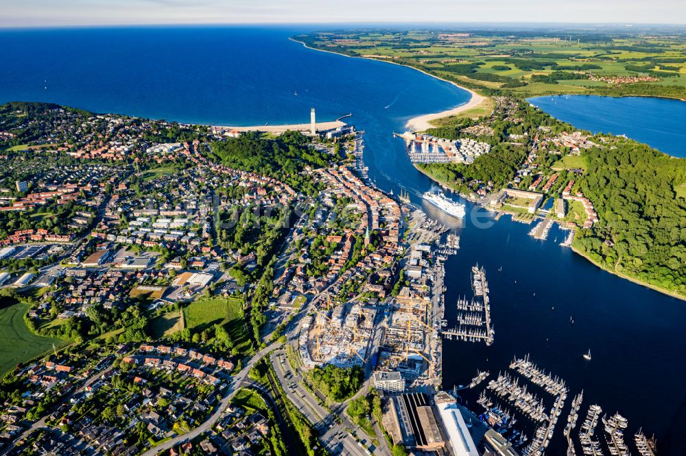 Luftaufnahme Lübeck - Fahrt des Fähr- Schiffes Akka der TT-Line GmbH & Co KG in Travemünde in Lübeck im Bundesland Schleswig-Holstein, Deutschland