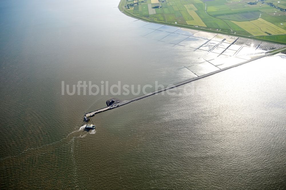 Luftaufnahme Pellworm - Fahrt eines Fähr- Schiffes an der Anlegestelle Ostersiel auf Pellworm im Bundesland Schleswig-Holstein