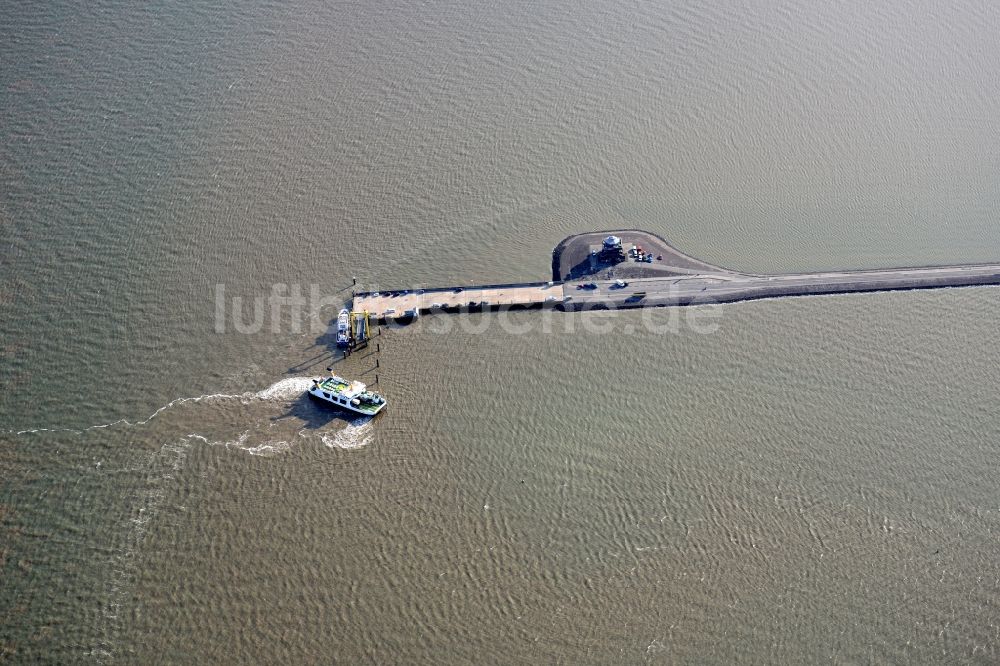 Pellworm von oben - Fahrt eines Fähr- Schiffes an der Anlegestelle Ostersiel auf Pellworm im Bundesland Schleswig-Holstein