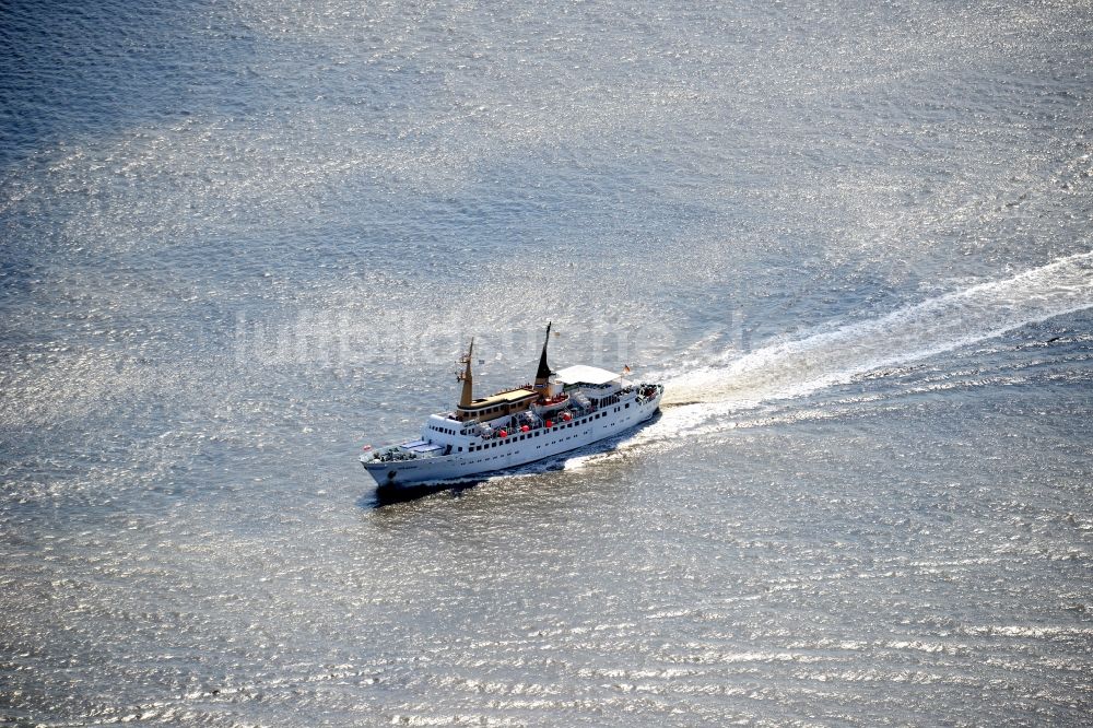 Cuxhaven aus der Vogelperspektive: Fahrt des Fähr- Schiffes ATLANTIS über die Nordsee in Cuxhaven im Bundesland Niedersachsen