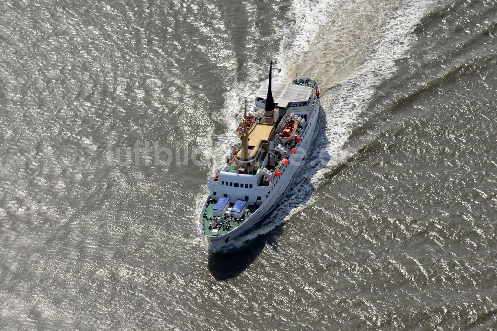 Luftbild Cuxhaven - Fahrt des Fähr- Schiffes ATLANTIS über die Nordsee in Cuxhaven im Bundesland Niedersachsen