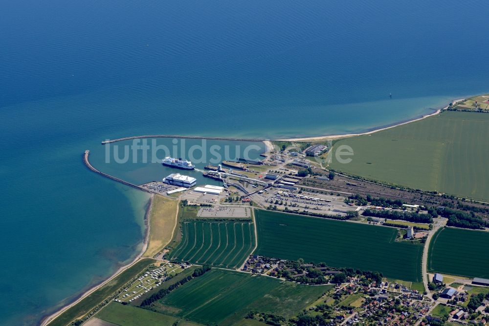 Luftaufnahme Puttgarden - Fahrt eines Fähr- Schiffes über die Ostsee in Puttgarden im Bundesland Schleswig-Holstein