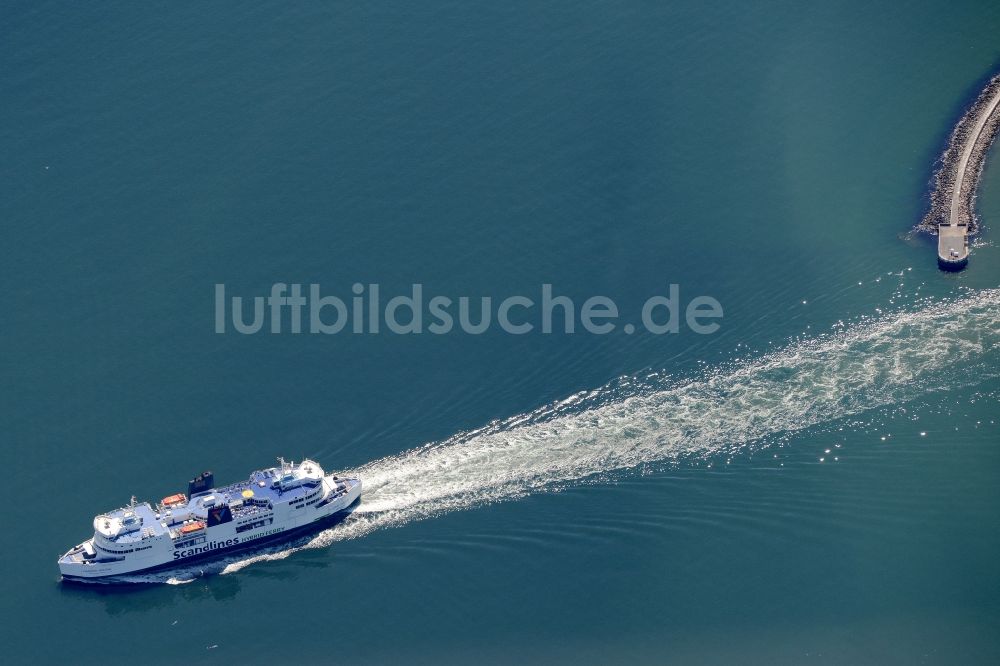 Puttgarden aus der Vogelperspektive: Fahrt eines Fähr- Schiffes über die Ostsee in Puttgarden im Bundesland Schleswig-Holstein