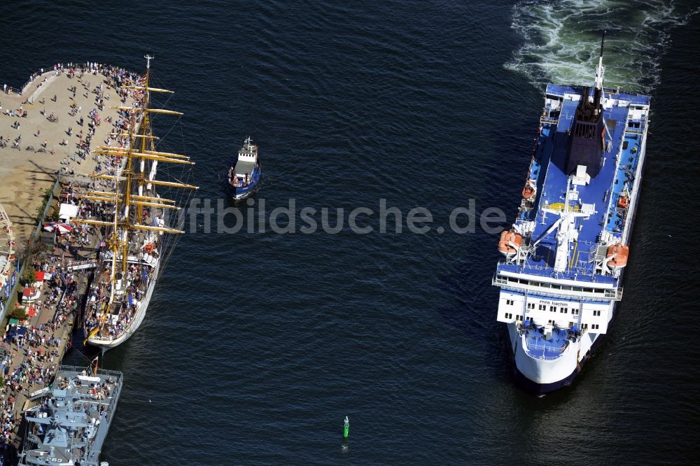 Luftbild Rostock - Fahrt eines Fähr- Schiffes über die Ostsee in Rostock im Bundesland Mecklenburg-Vorpommern