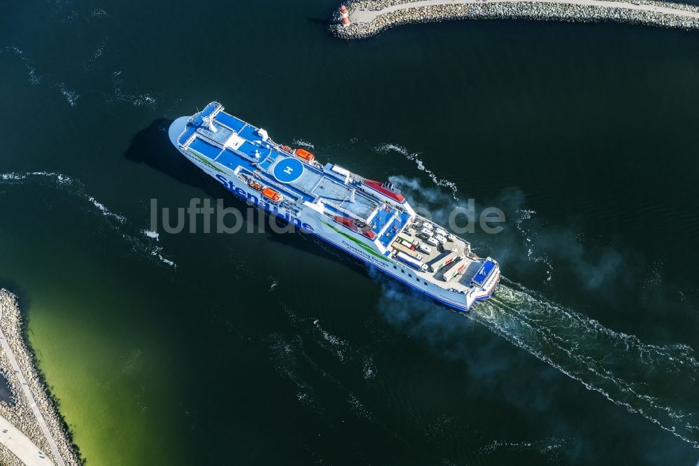 Rostock aus der Vogelperspektive: Fahrt eines Fähr- Schiffes über die Ostsee in Rostock im Bundesland Mecklenburg-Vorpommern