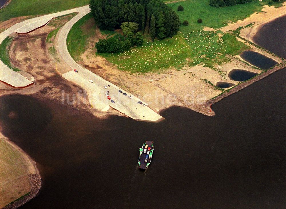 Luftaufnahme Rheinberg - Fahrt eines Fähr- Schiffes über die Ufer des Rhein in Rheinberg im Bundesland Nordrhein-Westfalen