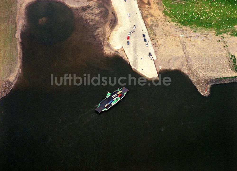 Rheinberg von oben - Fahrt eines Fähr- Schiffes über die Ufer des Rhein in Rheinberg im Bundesland Nordrhein-Westfalen