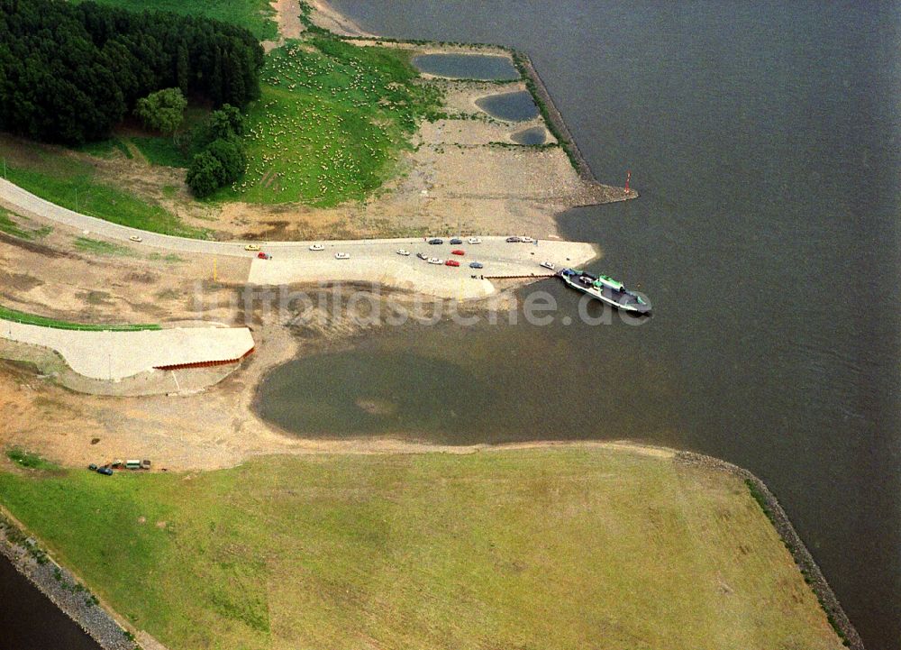 Rheinberg aus der Vogelperspektive: Fahrt eines Fähr- Schiffes über die Ufer des Rhein in Rheinberg im Bundesland Nordrhein-Westfalen