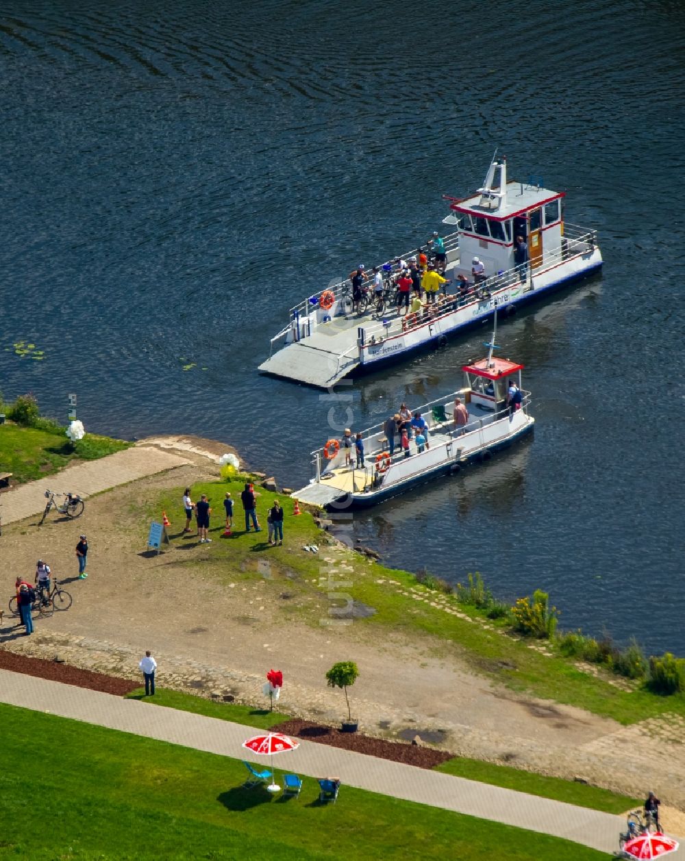 Witten aus der Vogelperspektive: Fahrt eines Fähr- Schiffes über die Ufer der Ruhr in Witten im Bundesland Nordrhein-Westfalen