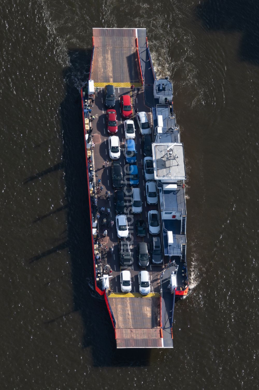 Lemwerder aus der Vogelperspektive: Fahrt eines Fähr- Schiffes über die Weser in Lemwerder im Bundesland Niedersachsen, Deutschland