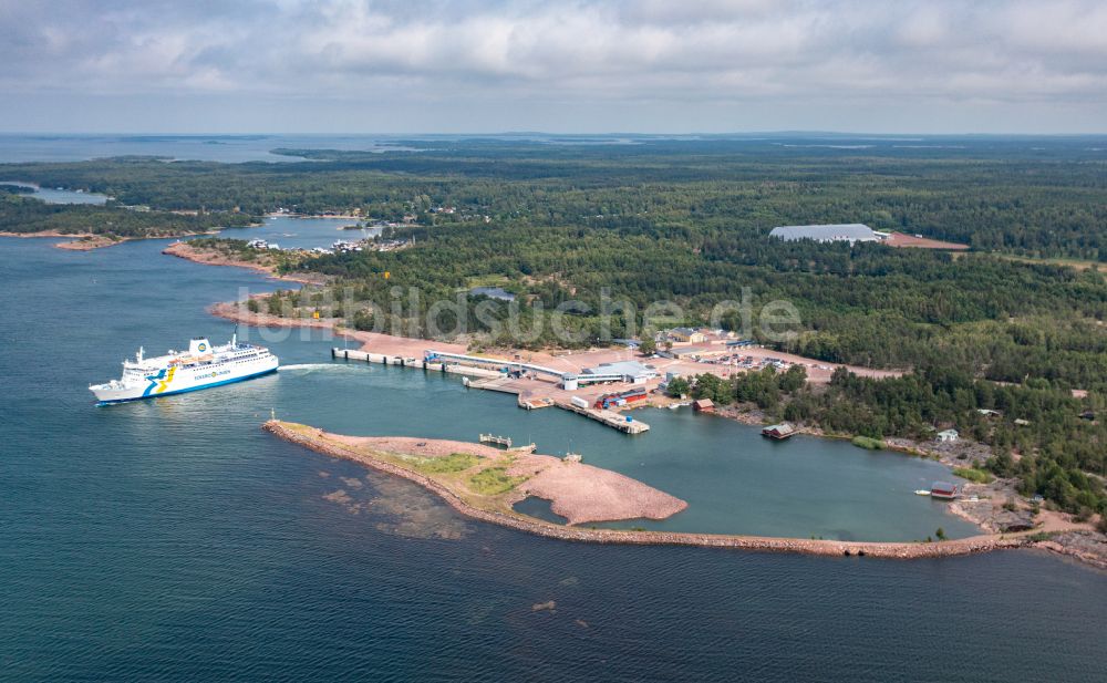 Berghamn aus der Vogelperspektive: Fahrt eines Fähr- Schiffes Eckerö in Berghamn in Alands landsbygd, Aland