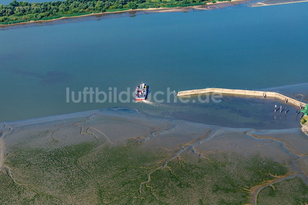 Luftaufnahme Drochtersen - Fahrt eines Fähr- Schiffes der Elbfähre Glückstadt Wischafen in Wischhafen im Bundesland Niedersachsen, Deutschland