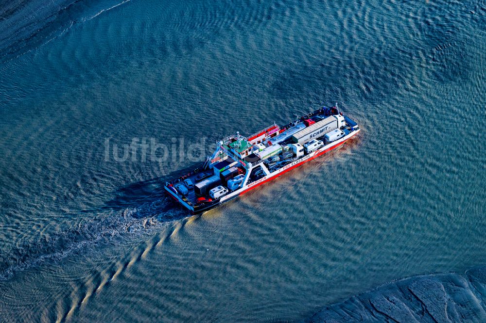 Wischhafen von oben - Fahrt eines Fähr- Schiffes der Elbfähre Glückstadt Wischhafen Wilhelm Krooss in Wischhafen im Bundesland Niedersachsen, Deutschland