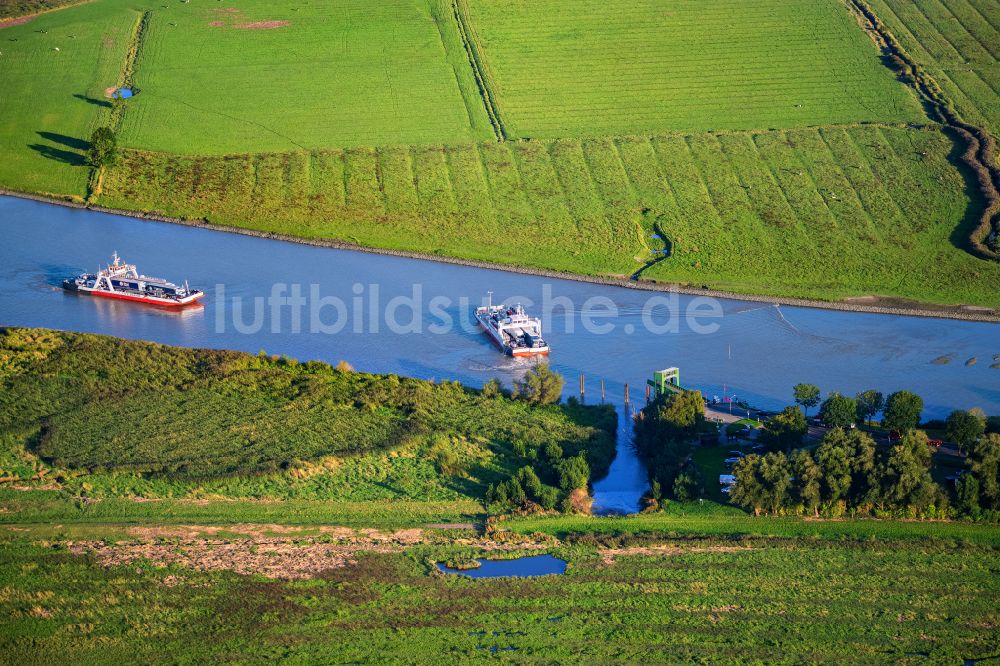 Luftbild Wischhafen - Fahrt eines Fähr- Schiffes der Elbfähre Glückstadt Wischhafen Wilhelm Krooss in Wischhafen im Bundesland Niedersachsen, Deutschland