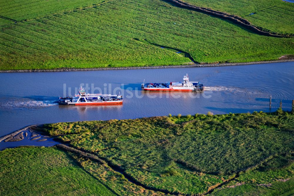 Luftaufnahme Wischhafen - Fahrt eines Fähr- Schiffes der Elbfähre Glückstadt Wischhafen Wilhelm Krooss in Wischhafen im Bundesland Niedersachsen, Deutschland