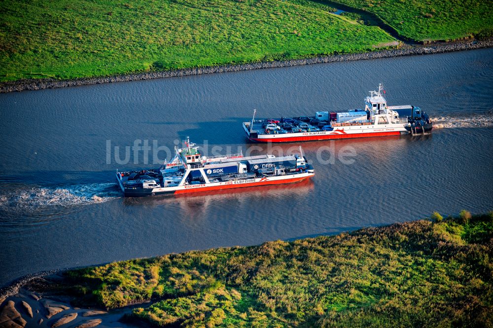 Wischhafen von oben - Fahrt eines Fähr- Schiffes der Elbfähre Glückstadt Wischhafen Wilhelm Krooss in Wischhafen im Bundesland Niedersachsen, Deutschland