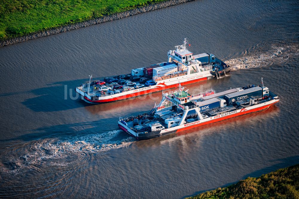 Wischhafen aus der Vogelperspektive: Fahrt eines Fähr- Schiffes der Elbfähre Glückstadt Wischhafen Wilhelm Krooss in Wischhafen im Bundesland Niedersachsen, Deutschland