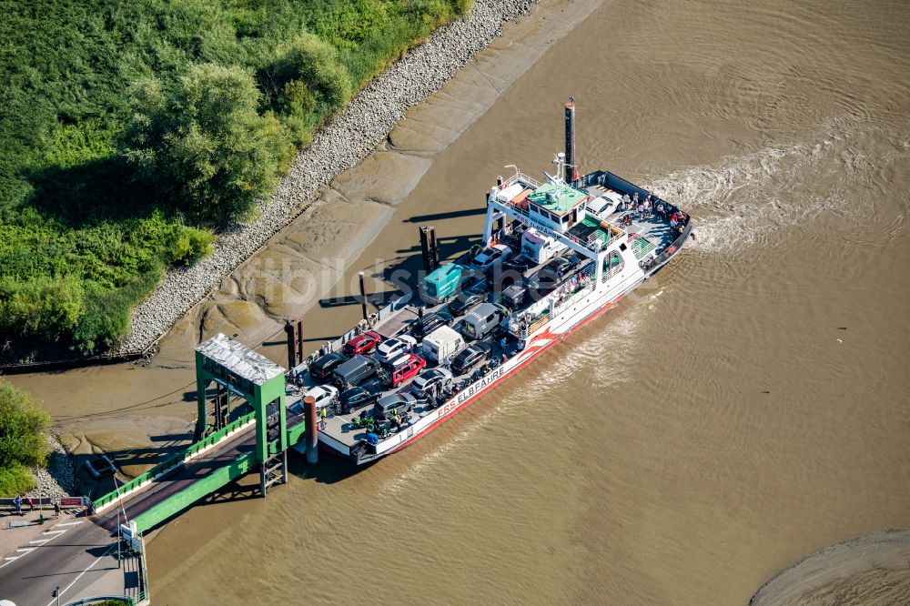 Luftaufnahme Drochtersen - Fahrt eines Fähr- Schiffes der Elbfähre Glückstadt Wischhafen in Wischhafen im Bundesland Niedersachsen, Deutschland