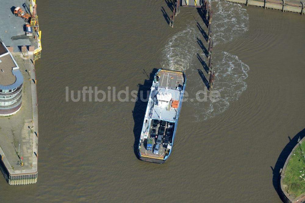 Luftaufnahme Bremerhaven - Fahrt eines Fähr- Schiffes am Fähranleger in Bremerhaven im Bundesland Bremen