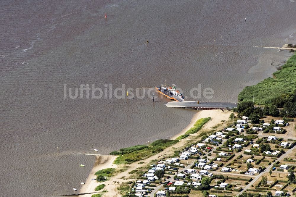 Sandstedt von oben - Fahrt eines Fähr- Schiffes Fähre Sandstedt in Sandstedt im Bundesland Niedersachsen, Deutschland