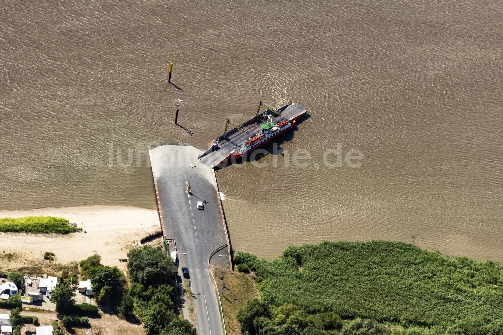 Sandstedt aus der Vogelperspektive: Fahrt eines Fähr- Schiffes Fähre Sandstedt in Sandstedt im Bundesland Niedersachsen, Deutschland