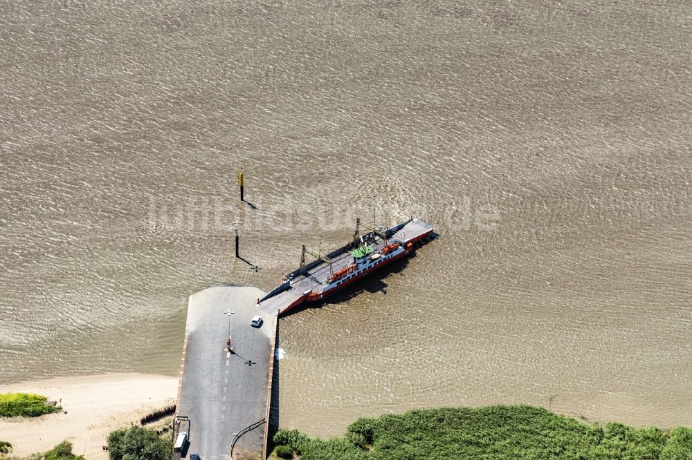 Luftbild Sandstedt - Fahrt eines Fähr- Schiffes Fähre Sandstedt in Sandstedt im Bundesland Niedersachsen, Deutschland