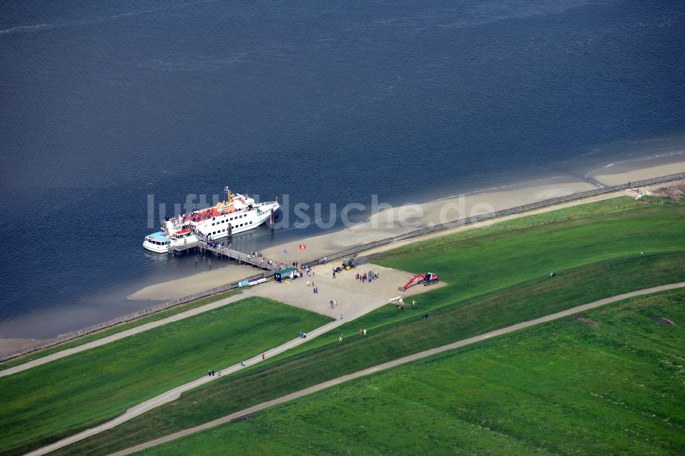 Luftaufnahme Hamburg - Fahrt des Fähr- Schiffes MS Flipper der Reederei Cassen Eils auf der Insel Neuwerk