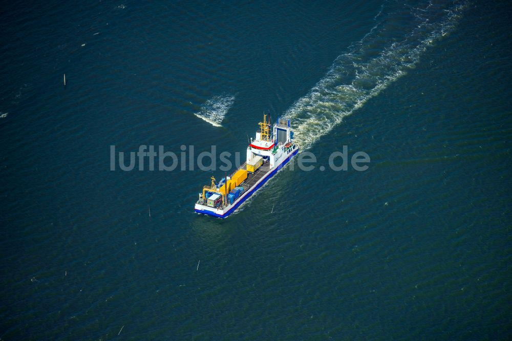 Juist aus der Vogelperspektive: Fahrt eines Fähr- Schiffes Frisia Inselfacht VIII in Juist im Bundesland Niedersachsen, Deutschland