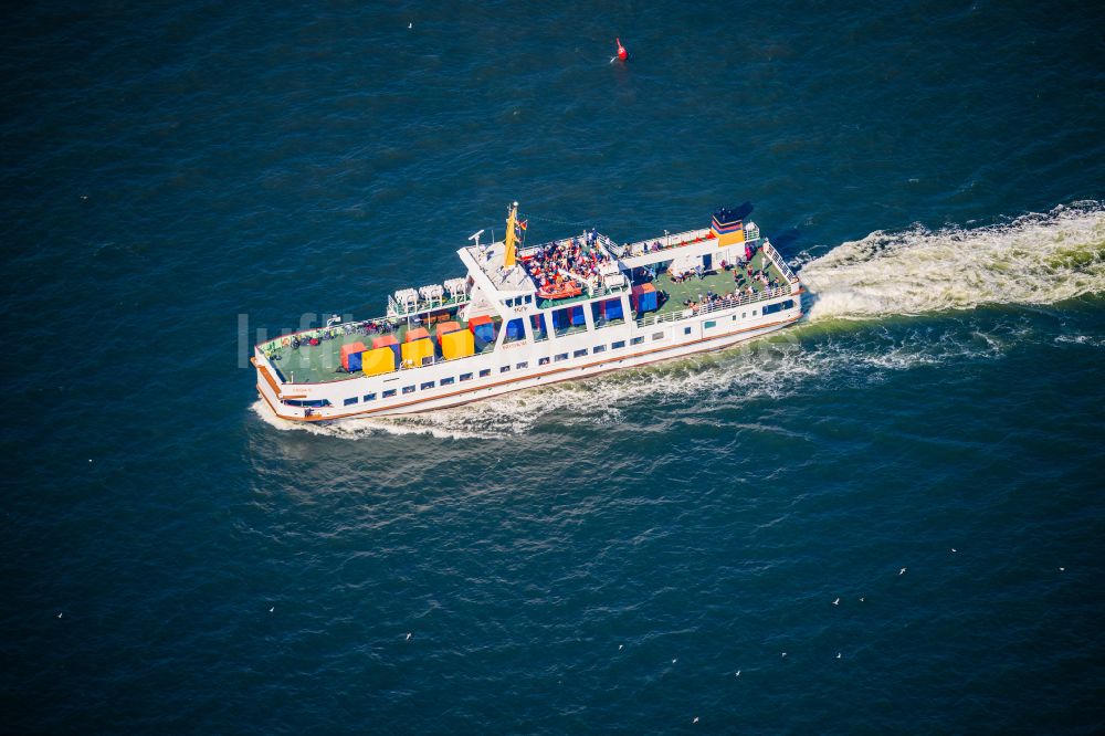 Juist von oben - Fahrt eines Fähr- Schiffes Frisia VI von Norden nach Juist im Bundesland Niedersachsen, Deutschland