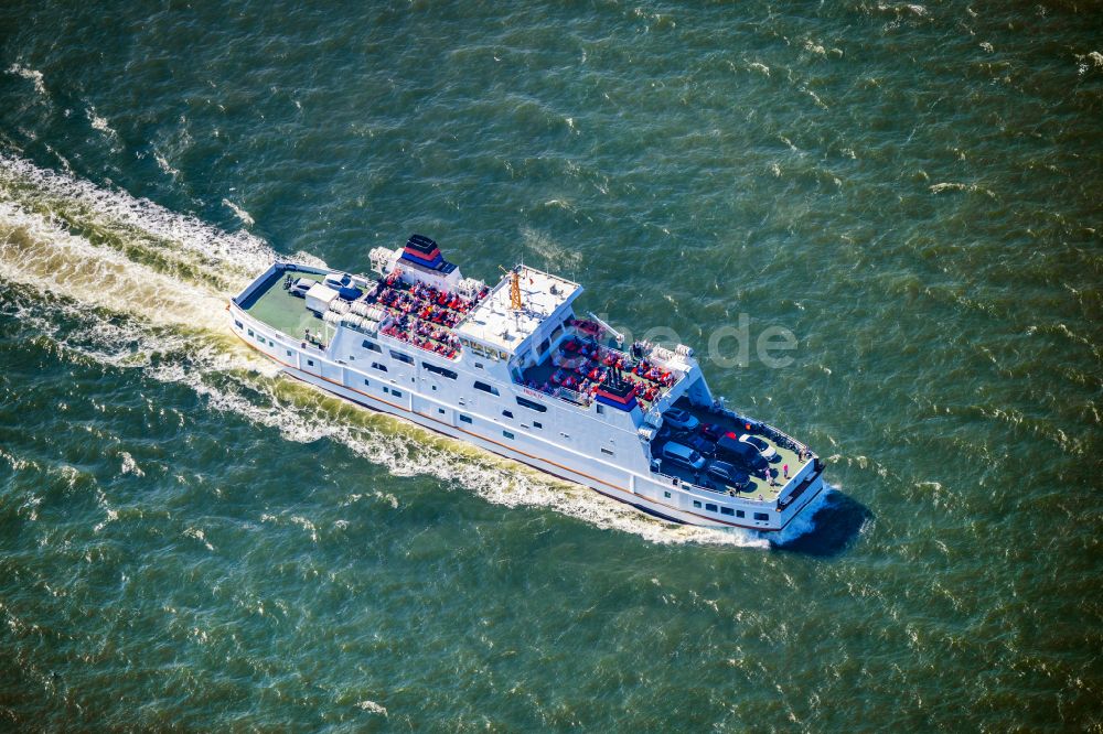 Juist aus der Vogelperspektive: Fahrt eines Fähr- Schiffes Frisia VI von Norden nach Juist im Bundesland Niedersachsen, Deutschland