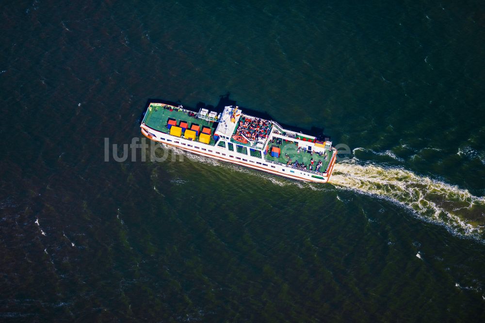 Luftbild Juist - Fahrt eines Fähr- Schiffes Frisia VI von Norden nach Juist im Bundesland Niedersachsen, Deutschland